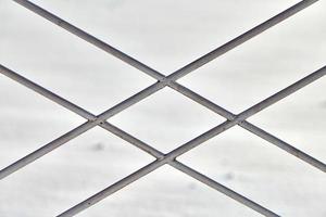 metaal hek met ruit ornament Aan grijs achtergrond foto