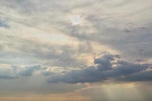 kleurrijk bewolkt schemering mooi lucht stadsgezicht zonsondergang en ochtend- zonsopkomst. dramatisch avond nacht vroeg ochtend- visie. panoramisch natuur achtergrond concept. kopiëren ruimte voor tekst. wereld milieu dag foto