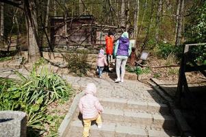 moeder met kinderen Bij vogel dierentuin. foto