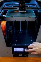 modern 3d printer het drukken figuur detailopname macro 3d printer prints met oranje plastic foto