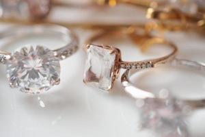 mooi diamant ringen sieraden Aan wit achtergrond foto