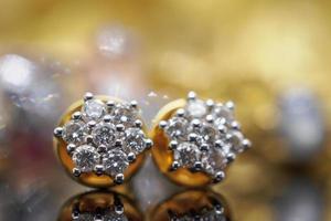 luxe gouden sieraden diamanten oorbellen met reflectie op zwarte achtergrond foto