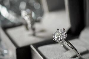 luxe verloving diamant ring in sieraden geschenk doos met bokeh licht achtergrond foto