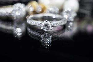 sieraden diamant ringen met reflectie Aan zwart achtergrond foto