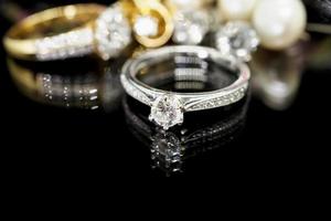 sieraden diamant ringen met reflectie Aan zwart achtergrond foto