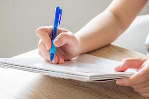 vrouw hand- met pen schrijven Aan kalender datum bedrijf planning afspraak vergadering concept foto