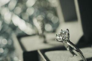 luxe verloving diamant ring in sieraden geschenk doos met bokeh licht achtergrond foto