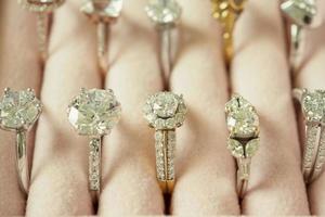 goud sieraden diamant ringen in doos foto