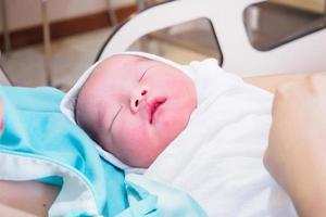 gelukkig moeder en pasgeboren baby Bij de ziekenhuis foto