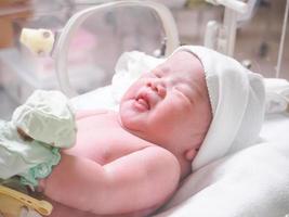 pasgeboren baby meisje binnen incubator in ziekenhuis post levering kamer foto