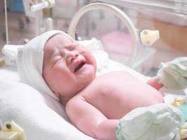 pasgeboren baby zuigeling slaap in de incubator Bij ziekenhuis foto