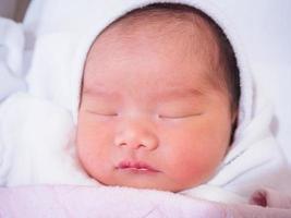 schattig pasgeboren Aziatisch baby meisje foto