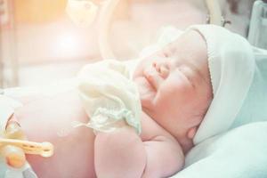 pasgeboren baby meisje binnen incubator in ziekenhuis post levering kamer foto