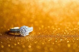 juwelen diamanten ring met abstracte feestelijke glitter kerst vakantie textuur achtergrond vervagen met bokeh licht foto