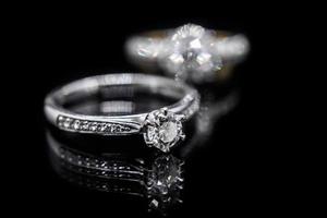 close-up sieraden diamanten ring op zwarte achtergrond met reflectie foto