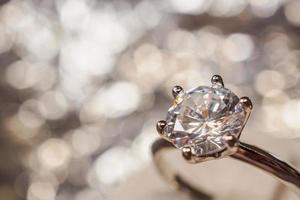 luxe diamanten verlovingsring met abstracte bokeh lichte achtergrond foto