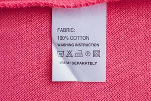 wit wasserij zorg het wassen instructies kleren etiket Aan katoen overhemd foto