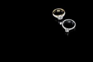 close-up sieraden diamanten ring op zwarte achtergrond met reflectie foto