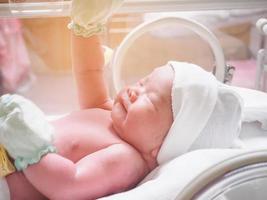 nieuw geboren baby zuigeling slaap in de incubator Bij ziekenhuis foto