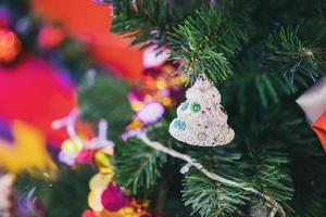 versierd Kerstmis kerstballen Aan Spar boom nieuw jaar vakantie achtergrond foto