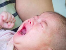 pasgeboren baby meisje huilen foto