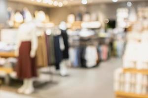 vrouw modieuze boetiek kledingwinkel etalage in winkelcentrum vervagen intreepupil achtergrond foto