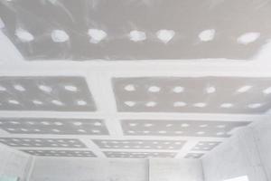 plafond gipsplaat installatie op bouwplaats foto