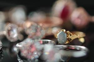 wijnoogst blauw saffier ring met sieraden achtergrond foto