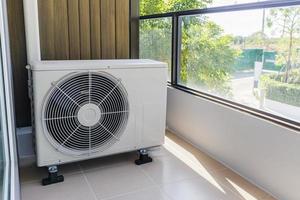 airconditioning buitenunit compressor buiten het huis installeren foto