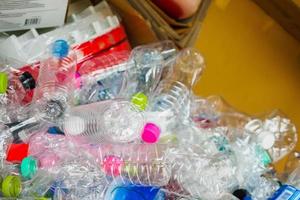 plastic flessen en karton papier in recycle uitschot station dichtbij omhoog foto