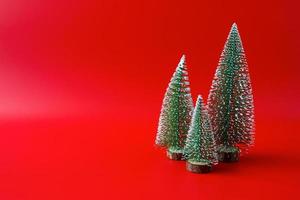 Kerstmis boom Aan rood achtergrond nieuw jaar vakantie viering concept foto