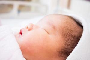 schattig pasgeboren Aziatisch baby meisje foto