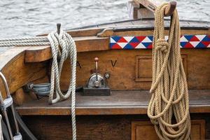 touwen Aan een oud houten schip foto