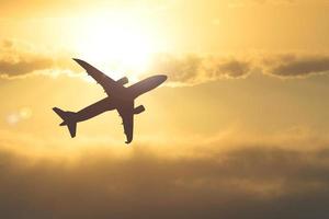 silhouet van een passagiersvliegtuig in de lucht. reizen en reisideeën over de hele wereld. foto
