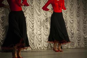 Spaans dans. meisjes dansen in zwart jurken. dans les. Spaans tradities. rood kleren. foto