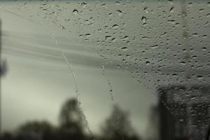 regendruppels Aan glas. regenachtig weer buiten venster. foto