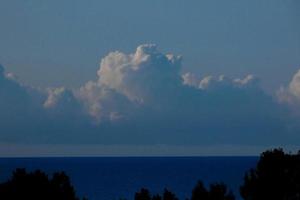 storm wolken gebouw omhoog naar dump regen foto