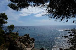 middellandse Zee kustlijn, zee en blauw lucht in zomer foto