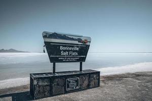 uithangbord van bonneville zout vlak met Doorzichtig lucht in achtergrond gedurende zomer foto