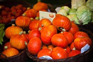 oranje pompoenen in een markt foto