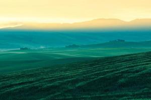 ochtend- mist visie Aan bouwland in Toscane, Italië foto