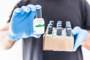 handdesinfecterend hygiëne alcoholgel fles in handen foto