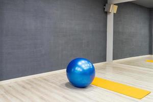 een blauw oefening bal in de sport- complex foto