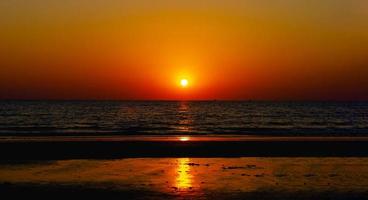 de zon en de zee, de kleuren van de zon Bij hand- een tijd van vrede en schoonheid Bij zee concept van nautische landschap met vrij ruimte foto