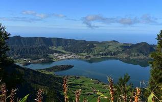 visie naar beneden naar de meren Bij sete cidades in sao miguel foto