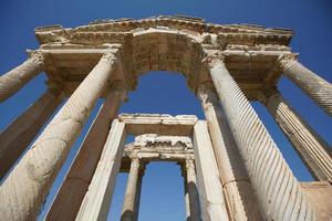 monumentaal poort, tetrapylon in afrodisis oude stad in aydin, turkiye foto