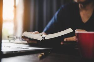 jong vrouw persoon hand- Holding heilig Bijbel met studie Bij huis. volwassen vrouw christen lezing boek in kerk. meisje aan het leren religie geestelijkheid met bidden naar god. concept van leerling onderwijs vertrouwen. foto