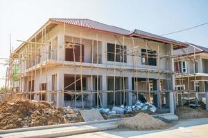 nieuw woon- huis hedendaags stijl gebouw in vooruitgang Bij bouw plaats foto