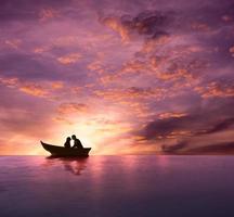 liefde concept, silhouet van paar hebben romantisch moment en maken kus Aan boot in de barsten schemering zee, dramatisch emotioneel, valentijnsdag dag achtergrond foto