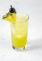 chartreuse swizzle cocktail foto